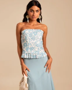 TOP ELISA · ESTAMPADO -[品牌] Ventas THE-ARE top palabra de honor estampado floral azul blanco conjunto invitada mujer the are eci img 1 scaled