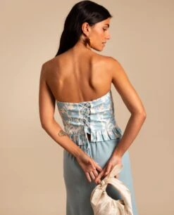 TOP ELISA · ESTAMPADO -[品牌] Ventas THE-ARE top palabra de honor estampado floral azul blanco conjunto invitada mujer the are eci img 2