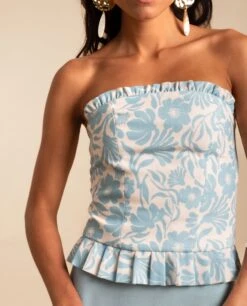 TOP ELISA · ESTAMPADO -[品牌] Ventas THE-ARE top palabra de honor estampado floral azul blanco conjunto invitada mujer the are eci img 3