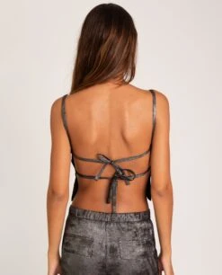 TOP NIGHT CONFESSIONS · PLATA -[品牌] Ventas THE-ARE top plata metalizado tirantes escote recto fiesta mujer the are eci img 2