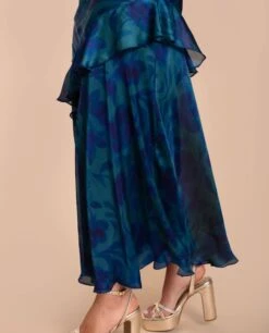 VESTIDO CAMILA · ESTAMPADO -[品牌] Ventas THE-ARE vestido azul marino estampado flores falda volante escote pico mujer the are eci img 4