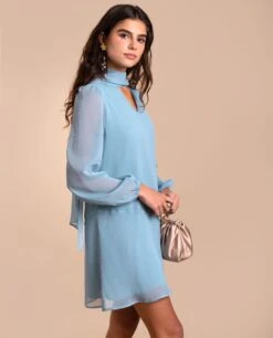 VESTIDO CAYETANA · AZUL -[品牌] Ventas THE-ARE vestido corto azul gasa cuello pico foulard elegante mujer invitada the are 6