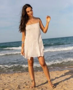 VESTIDO SUN'S UP ·BLANCO -[品牌] Ventas THE-ARE vestido corto blanco tirantes volantes mujer the are 2