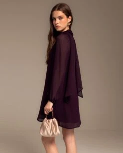 VESTIDO CAYETANA · CIRUELA -[品牌] Ventas THE-ARE vestido corto ciruela gasa cuello pico foulard elegante mujer invitada the are eci img 3