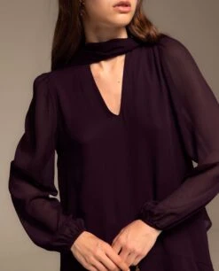 VESTIDO CAYETANA · CIRUELA -[品牌] Ventas THE-ARE vestido corto ciruela gasa cuello pico foulard elegante mujer invitada the are eci img 4