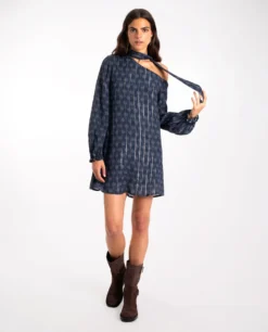 VESTIDO HILLS & HUSTLE · ESTAMPADO -[品牌] Ventas THE-ARE vestido corto estampado azul manga larga fular lurex mujer the are eci img 1 scaled