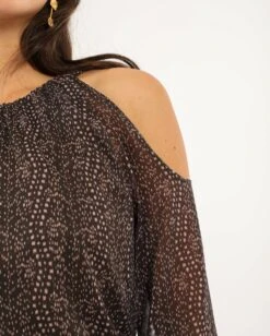 VESTIDO TOGETHER AGAIN · ESTAMPADO -[品牌] Ventas THE-ARE vestido corto estampado geometrico gasa verde oscuro manga larga hombros descubierto mujer the are 1