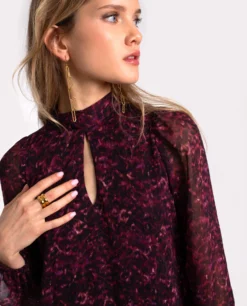 VESTIDO WHISPER CHARM · ESTAMPADO -[品牌] Ventas THE-ARE vestido corto estampado rojo morado lurex fiesta mujer the are eci img 4 scaled