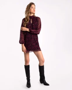 VESTIDO WHISPER CHARM · ESTAMPADO -[品牌] Ventas THE-ARE vestido corto estampado rojo morado lurex fiesta mujer the are scaled
