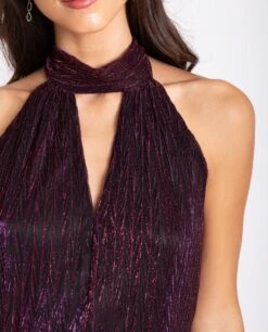 VESTIDO ONCE AGAIN · MORADO -[品牌] Ventas THE-ARE vestido corto morado brillo espalda descubierta cuello halter plisado fiesta mujer the are eci img 4