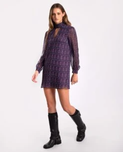 VESTIDO COSMOPOLITAN SEAL · ESTAMPADO -[品牌] Ventas THE-ARE vestido corto morado estampado etnico cuello alto manga larga lazada mujer the are 2