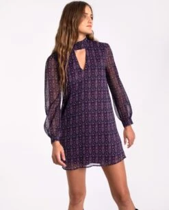 VESTIDO COSMOPOLITAN SEAL · ESTAMPADO -[品牌] Ventas THE-ARE vestido corto morado estampado etnico cuello alto manga larga lazada mujer the are 3