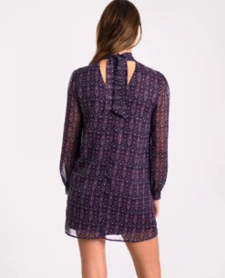 VESTIDO COSMOPOLITAN SEAL · ESTAMPADO -[品牌] Ventas THE-ARE vestido corto morado estampado etnico cuello alto manga larga lazada mujer the are eci img 3 scaled