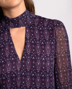 VESTIDO COSMOPOLITAN SEAL · ESTAMPADO -[品牌] Ventas THE-ARE vestido corto morado estampado etnico cuello alto manga larga lazada mujer the are eci img 4 scaled