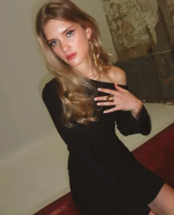 VESTIDO NIGHT ICON · NEGRO -[品牌] Ventas THE-ARE vestido corto negro punto manga larga frunce mujer the are 3 0acb9fe7 c1e3 4549 a2fc da276d5356de scaled