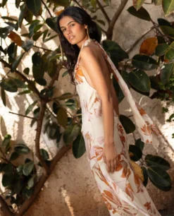 VESTIDO GABRIELA · ESTAMPADO -[品牌] Ventas THE-ARE vestido estampado midi escote halter falda asimetrica invitada mujer the are 3 scaled