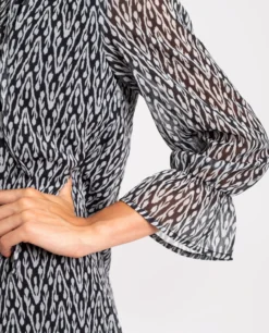 VESTIDO TIMELESS TIES · ESTAMPADO -[品牌] Ventas THE-ARE vestido estampado negro blanco manga larga lazada mujer the are eci img 4 d3a63de6 4a49 46c2 89d5 793c83e07712 scaled