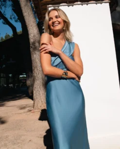 VESTIDO ISABELA · AZUL -[品牌] Ventas THE-ARE vestido largo azul asimetrico saten mujer invitada 3 scaled