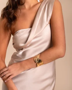 VESTIDO ISABELA · BEIGE -[品牌] Ventas THE-ARE vestido largo beige asimetrico satinado invitada elegante eci img 4 scaled