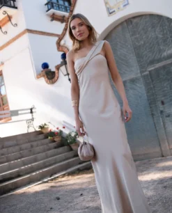 VESTIDO ISABELA · BEIGE -[品牌] Ventas THE-ARE vestido largo beige asimetrico satinado invitada elegante the are 2 scaled