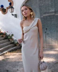 VESTIDO ISABELA · BEIGE -[品牌] Ventas THE-ARE vestido largo beige asimetrico satinado invitada elegante the are 3 scaled