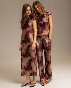 VESTIDO RUBY BLOOM · BURDEOS -[品牌] Ventas THE-ARE vestido largo burdeos jacquard satinado largo mujer the are 05 scaled