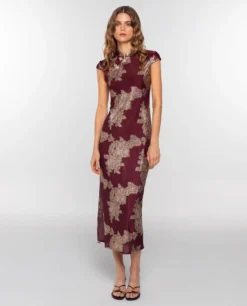 VESTIDO RUBY BLOOM · BURDEOS -[品牌] Ventas THE-ARE vestido largo burdeos jacquard satinado largo mujer the are eci img 1 scaled