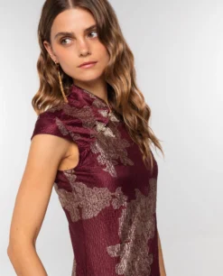VESTIDO RUBY BLOOM · BURDEOS -[品牌] Ventas THE-ARE vestido largo burdeos jacquard satinado largo mujer the are eci img 4 scaled