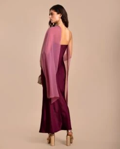 VESTIDO BÁRBARA · FRAMBUESA -[品牌] Ventas THE-ARE vestido largo burdeos satinado palabra honor invitada elegante mujer the are eci img 3