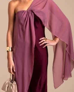 VESTIDO BÁRBARA · FRAMBUESA -[品牌] Ventas THE-ARE vestido largo burdeos satinado palabra honor invitada elegante mujer the are eci img 4