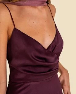 VESTIDO MRS. FERREIRA · BURDEOS -[品牌] Ventas THE-ARE vestido largo burdeos tirantes saten cruzado drapeado mujer the are eci img 4