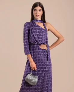 VESTIDO LÉONIE · MORADO -[品牌] Ventas THE-ARE vestido largo estampado asimetrico fular eventos mujer the are 1 scaled