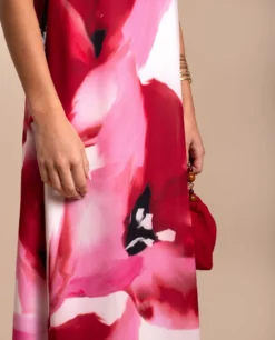 VESTIDO ALEJANDRA · ESTAMPADO -[品牌] Ventas THE-ARE vestido largo estampado floral escote palabra honor tirantes elegante mujer the are eci img 4 scaled