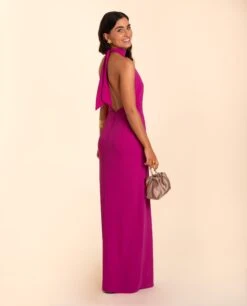 VESTIDO MRS. ALCARAZ · FUCSIA -[品牌] Ventas THE-ARE vestido largo fucsia gasa abertura escote halter eventos mujer the are eci img 3