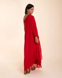 VESTIDO MRS. RIVERA · ROJO -[品牌] Ventas THE-ARE vestido largo rojo fluido capa asimetrico gasa invitada mujer the are eci img 3