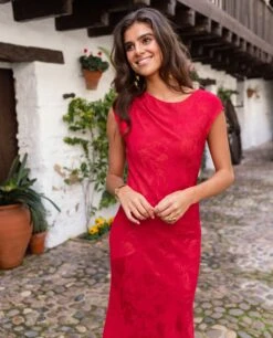 VESTIDO VALENTINA · ROJO -[品牌] Ventas THE-ARE vestido largo rojo tejido jacquard sin mangas invitada elegante mujer the are 1