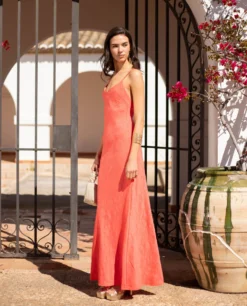 VESTIDO JAÉN · CORAL -[品牌] Ventas THE-ARE vestido largo tirantes jacquard rojo coral invitada mujer the are 6 scaled