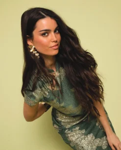 VESTIDO JADE BLOOM · VERDE -[品牌] Ventas THE-ARE vestido largo verde jacquard satinado largo elegante fiesta mujer the are 3 scaled