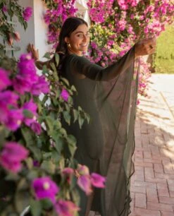 VESTIDO MRS. RIVERA · VERDE -[品牌] Ventas THE-ARE vestido largo verde militar fluido capa gasa asimetrico mujer the are3