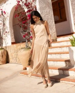 VESTIDO ONA · BEIGE -[品牌] Ventas THE-ARE vestido midi asimetrico beige cuello halter invitada mujer the are 4