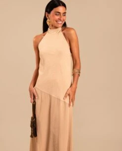 VESTIDO ONA · BEIGE -[品牌] Ventas THE-ARE vestido midi asimetrico beige cuello halter invitada mujer the are 8