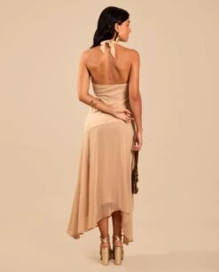 VESTIDO ONA · BEIGE -[品牌] Ventas THE-ARE vestido midi asimetrico beige cuello halter invitada mujer the are eci img 3