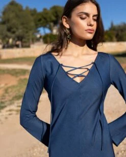 VESTIDO VERMUT VIBES · AZUL -[品牌] Ventas THE-ARE vestido midi azul denim fluido escote pico cordones ajustables mangas largas acampanadas mujer the are 1