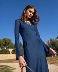 VESTIDO VERMUT VIBES · AZUL -[品牌] Ventas THE-ARE vestido midi azul denim fluido escote pico cordones ajustables mangas largas acampanadas mujer the are 2 a