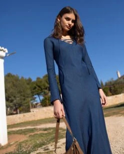 VESTIDO VERMUT VIBES · AZUL -[品牌] Ventas THE-ARE vestido midi azul denim fluido escote pico cordones ajustables mangas largas acampanadas mujer the are 4