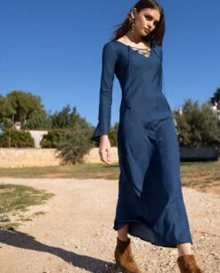VESTIDO VERMUT VIBES · AZUL -[品牌] Ventas THE-ARE vestido midi azul denim fluido escote pico cordones ajustables mangas largas acampanadas mujer the are 5