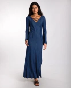 VESTIDO VERMUT VIBES · AZUL -[品牌] Ventas THE-ARE vestido midi azul denim fluido escote pico cordones ajustables mangas largas acampanadas mujer the are eci img 2 a