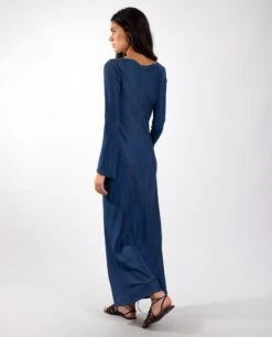 VESTIDO VERMUT VIBES · AZUL -[品牌] Ventas THE-ARE vestido midi azul denim fluido escote pico cordones ajustables mangas largas acampanadas mujer the are eci img 3 a