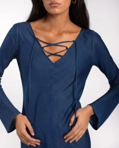 VESTIDO VERMUT VIBES · AZUL -[品牌] Ventas THE-ARE vestido midi azul denim fluido escote pico cordones ajustables mangas largas acampanadas mujer the are eci img 4 a