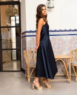 VESTIDO LEONOR · AZUL MARINO -[品牌] Ventas THE-ARE vestido midi azul marino escote asimetrico invitada elegante mujer the are 2